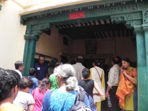 Big crowd getting into the house