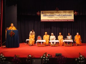 Ananat Maharaj addressing the audience